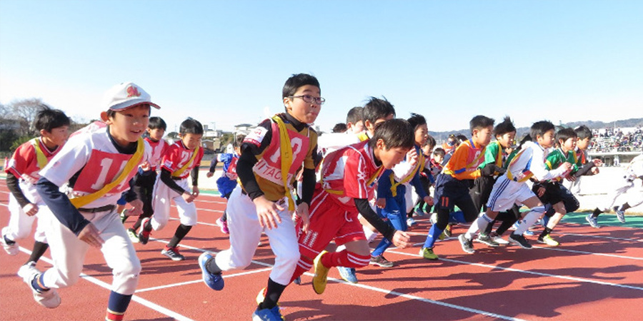 走るスポーツ少年