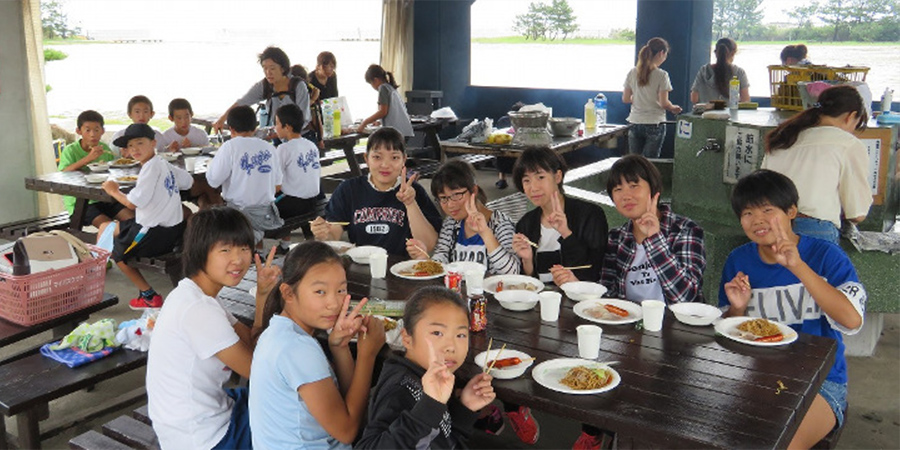 食事をする少年少女